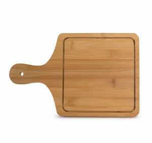 Tabla de picoteo madera cuadrada con mango fondo blanco vista frontal