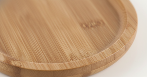 Tabla para picoteo madera bambú mujer preparando aperitivo reunión hogar