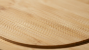 Tabla de pizza madera bambú con quesos en cocina hogar chileno