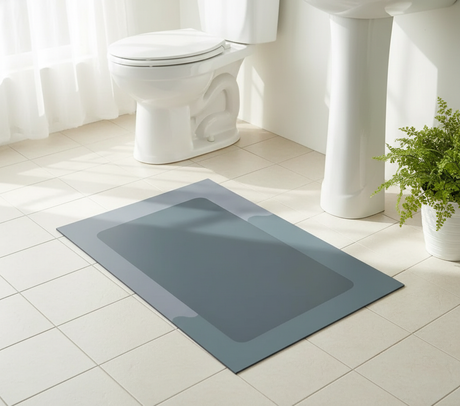 Alfombra baño gris antideslizante frente a ducha hogar moderno con pantuflas