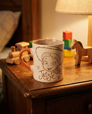 Niño sosteniendo tazón Jessie Toy Story con cocoa caliente sala de estar