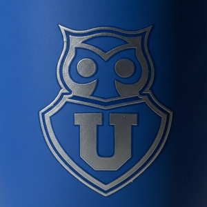 Taza cerámica universidad Chile cocina moderna café siendo servido luz natural