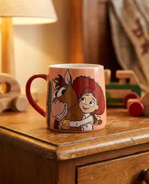 Mujer chilena sosteniendo tazón cerámica Toy Story Jessie sala estar