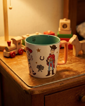 Tazón cerámico Toy Story 5 en mesa de desayuno chilena con café