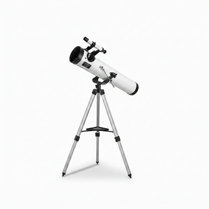 Joven chileno ajustando ocular telescopio reflector terraza noche Santiago estrellas