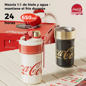 Mujer joven sosteniendo termo Coca-Cola Germ negro dorado en parque al aire libre