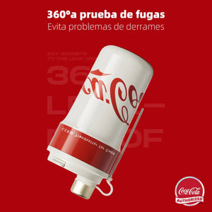 Mujer sosteniendo termo Coca-Cola Germ Paipai parque Santiago uso diario