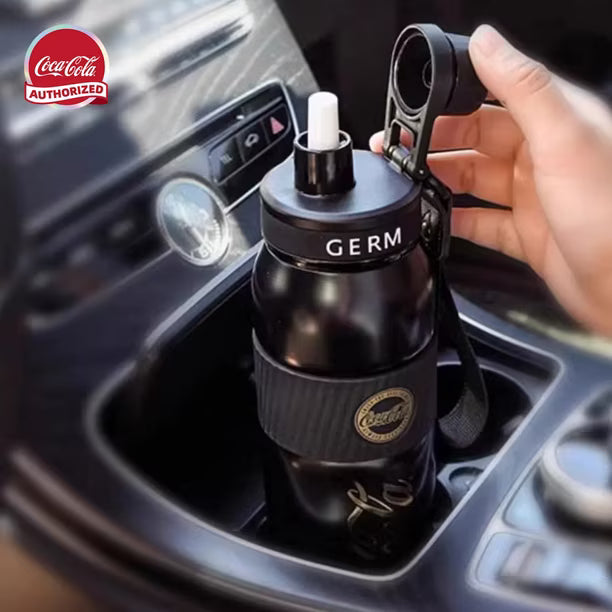 Mujer chilena con termo deportivo Coca-Cola Germ en senderismo