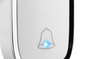 Persona adulta mayor presionando timbre inalambrico exterior boton blanco