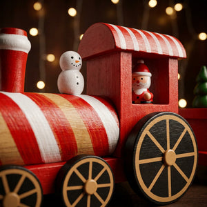 Adorno navideño tren rojo sobre repisa decorada con regalos y velas Navidad