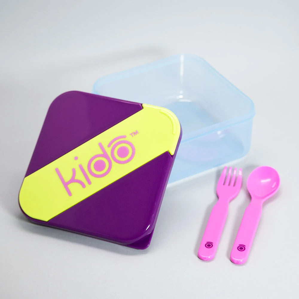 Contenedor escolar Kido rosado en mochila de niña chilena con útiles escolares