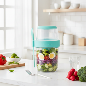Vaso ensalada hermetico transparente con tapa verde en cocina chilena con verduras