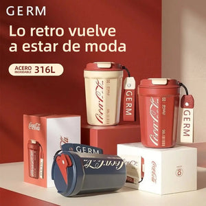 Taza térmica GERM Coca Cola en cocina chilena con café caliente