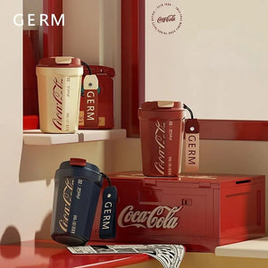 Mujer chilena usando vaso térmico Diamond GERM Coca Cola en ciudad