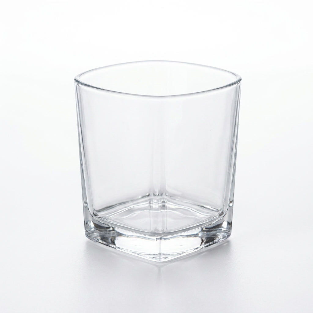 Persona sosteniendo vaso whisky vidrio cuadrado reunión quincho