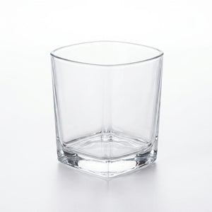 Persona sosteniendo vaso whisky vidrio cuadrado reunión quincho