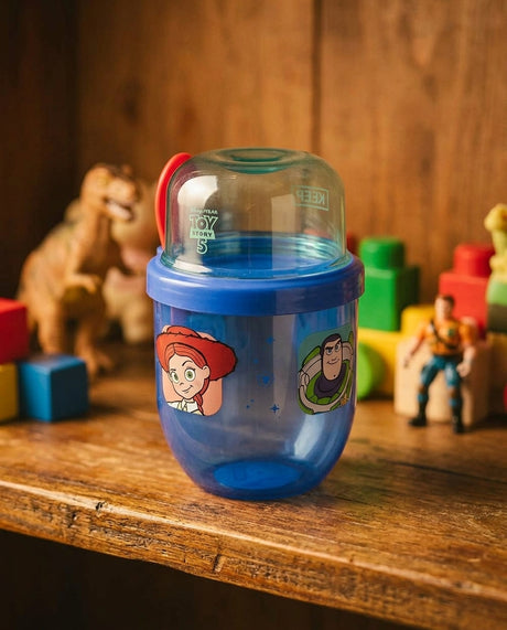 Vaso infantil Toy Story 5 en mesa de desayuno chilena con frutas
