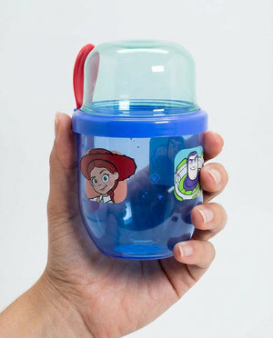 Niño chileno sosteniendo vaso yogurt Toy Story 5 hora colación
